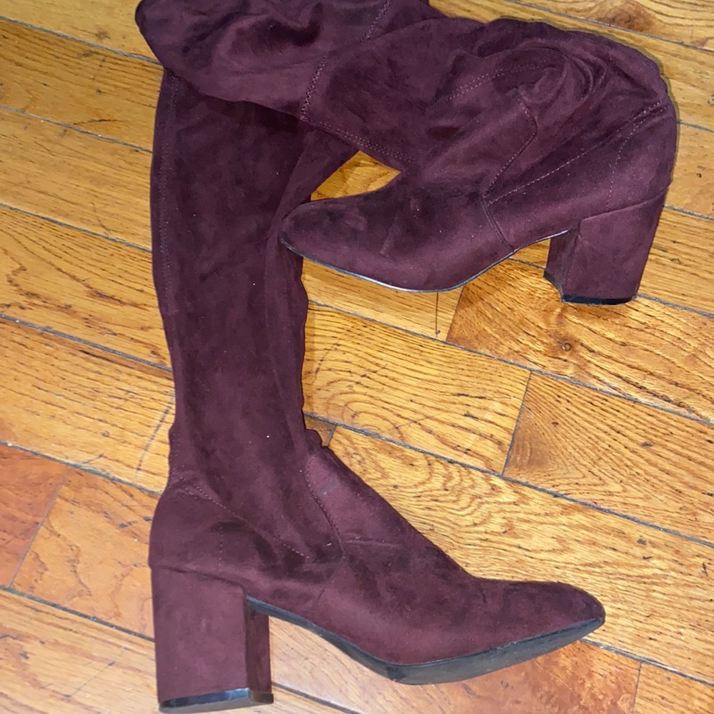 Maroon knee high heeled shoes